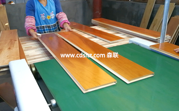 實木復合地板涂裝成品下料收撿.jpg 實木復合地板涂裝成品下料收撿.jpg